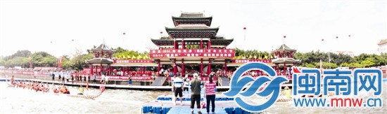 龍舟拔河，兩艘船上綁著繩子，選手背對(duì)背劃槳