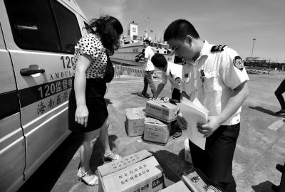 昨天，海南醫(yī)學(xué)院附屬醫(yī)院的幾位醫(yī)務(wù)人員正在準(zhǔn)備登