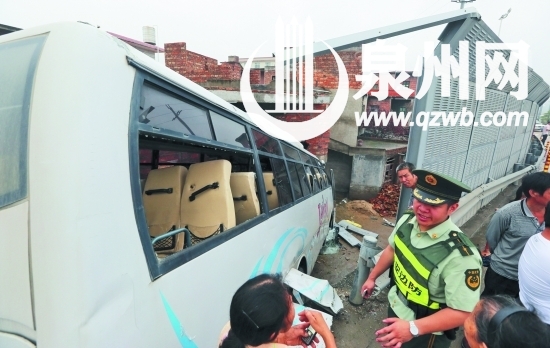 事發(fā)后，乘客從車窗逃生