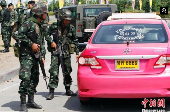 泰國(guó)曼谷，泰國(guó)軍方宣布全國(guó)軍事戒嚴(yán)以讓該國(guó)恢復(fù)秩