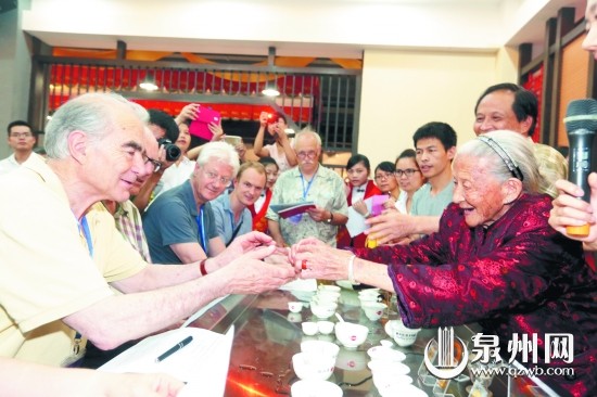 百歲老人陳省親手泡茶