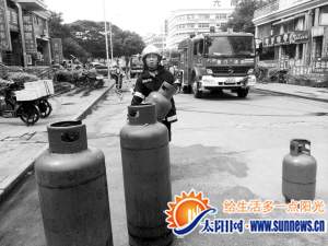 消防官兵搶救出好幾個(gè)煤氣罐