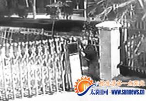 小偷乙推開電控門接應小偷甲