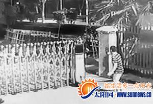 馬先生被逼退回門內。