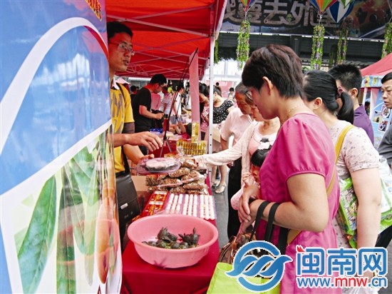 愛(ài)心集市上綠色農(nóng)產(chǎn)品很受歡迎