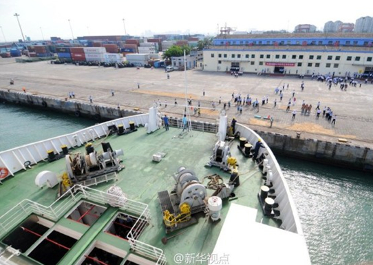 首批989名乘坐“五指山”客輪自越南返回的中方人員