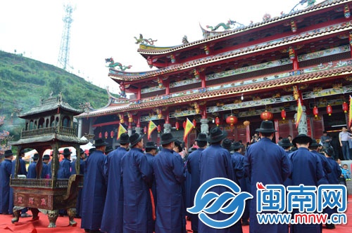 近400名身穿漢服的茶農(nóng)敬拜茶王公