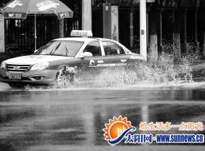 昨天廈門依舊是雨霧模式，下午市區(qū)出現(xiàn)短時(shí)強(qiáng)降水，