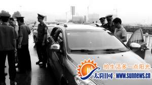 昨日，執(zhí)法人員在廈門北站查處黑車。