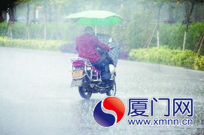 21日下午海滄雨中的騎車人