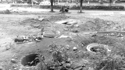 路邊窨井蓋缺失。