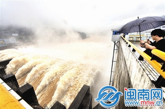 水口電站十二道泄洪閘全部打開，猶如十二條巨龍噴涌