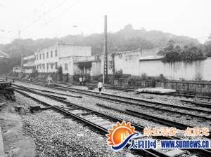 盡管鐵軌一旁便是金榜南三路，但不少居民仍選擇沿鐵