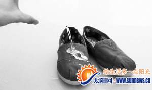 用蜂蠟處理過的布鞋可以防水。