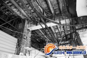 思明北路破舊的房子樓板已出現(xiàn)蛀腐，不少部位銹跡斑