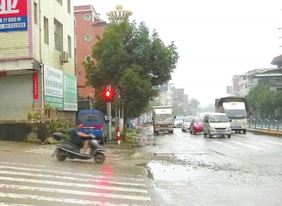 省道308線與溪美蓮塘村交叉路口已安裝燈控設(shè)施，交