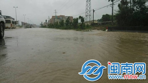 路面看不見(jiàn)了,許多車(chē)輛不敢前行