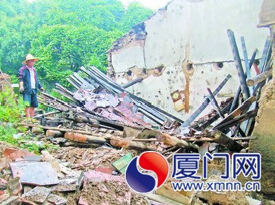 不到一分鐘，百年老屋，頃刻坍塌