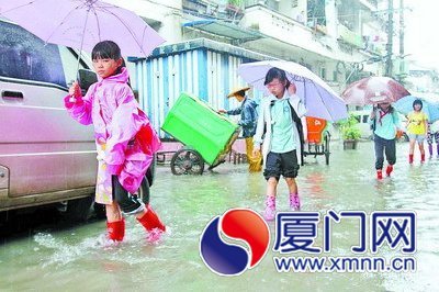 鷺江道沿街店面積水嚴重