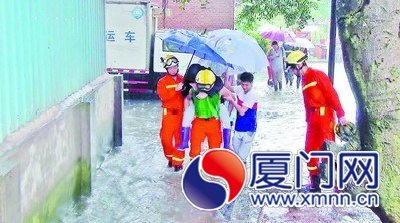 五通下邊社，消防官兵轉(zhuǎn)移群眾