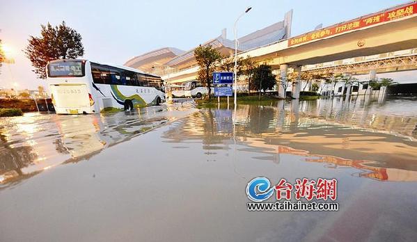 昨日廈門(mén)一場(chǎng)暴雨 警方7個(gè)小時(shí)接到17起積水報(bào)警5