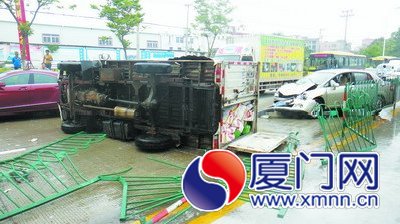 貨車失控側(cè)翻擋道