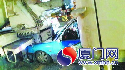 出租車成“夾心餅干”