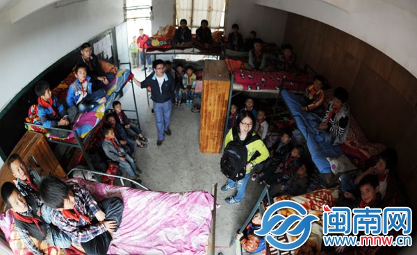 蔡奮山帶記者來到男生宿舍，滿滿的一間，上鋪基本上