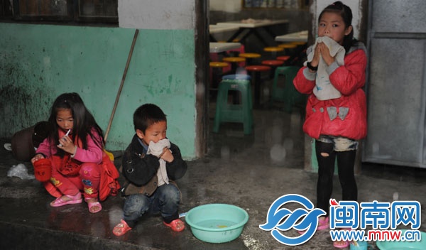 早上6點，孩子們在食堂外打水洗臉