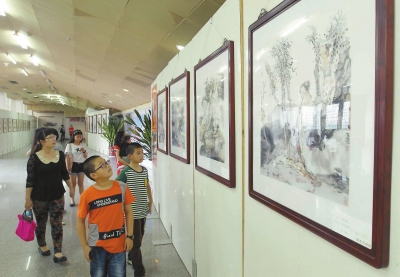 24日，市民在市體育館欣賞郭東健畫(huà)作