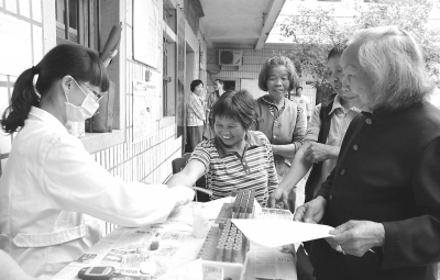 東田鎮(zhèn)衛(wèi)生院為65歲以上老人免費(fèi)體檢