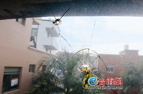 周女士和女兒住的臥室窗戶玻璃被打出一個個孔