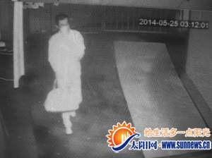 第二次，“眼鏡男”提著一個(gè)大包從鐵門爬進(jìn)銀飾店