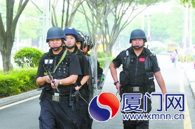 特警荷槍實彈上街巡邏