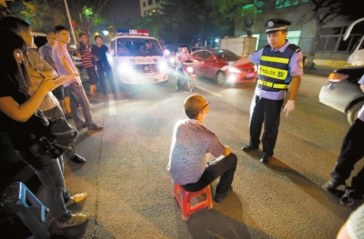 違規(guī)的司機現(xiàn)場體驗被遠光燈照射的感覺。本報記者陳