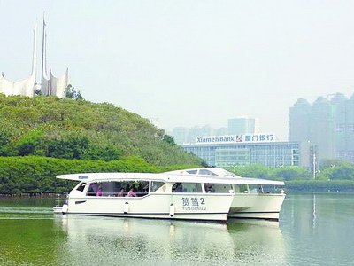 乘太陽(yáng)能游艇賞筼筜湖