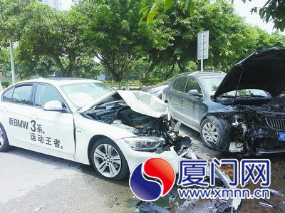 白色試駕車把黑色轎車撞爛。