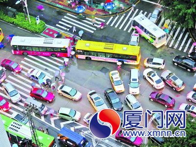 昨日傍晚下起大雨。圖為雨中的交通亂象。