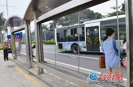 公交候車(chē)亭同時(shí)遭打砸