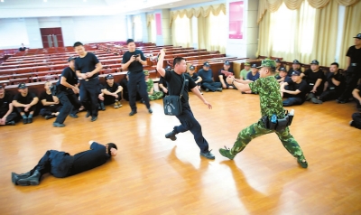 南安警方開展武器警械使用專項(xiàng)培訓(xùn)