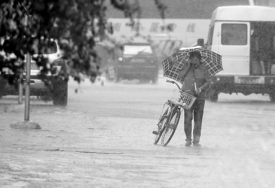大雨造成市民出行困難。