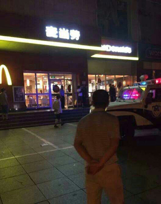 女子麥當(dāng)勞拒絕搭訕要電話號(hào)碼被群毆致死