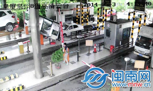 大貨車刮倒收費(fèi)崗?fù)さ谋O(jiān)控畫面