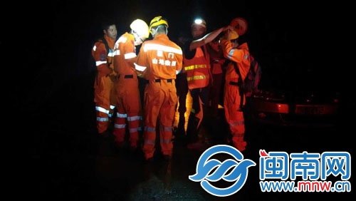 救援隊員抵達事發(fā)峽谷，做救援準備