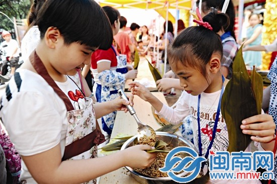 孩子們自己動(dòng)手包粽子