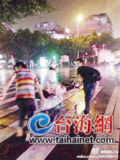 27歲小伙打傘推車送受傷老人就醫(yī)