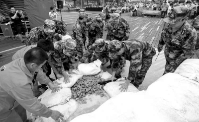 搶險人員正在演練“管涌”應急處置方法。