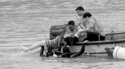 救援人員將“落水者”救上沖鋒舟。