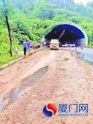 工程車在清理隧道口的泥沙