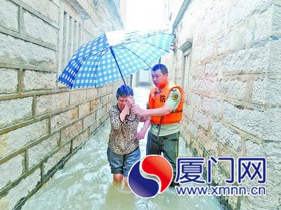 邊防官兵轉(zhuǎn)移受災(zāi)群眾